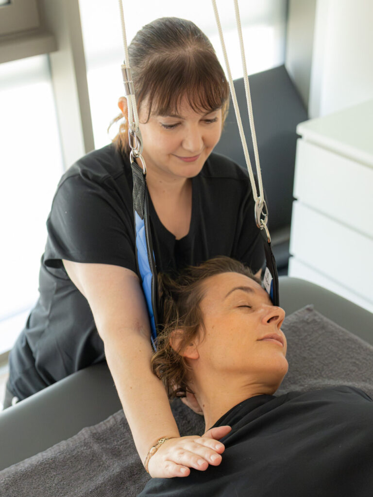 Physiotherapeutin am Schlingentisch bei der Behandlung in K2 Physio+ Offenburg